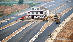 Những ngôi nhà nằm sừng sững giữa đường ở Trung Quốc