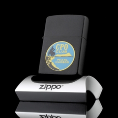 Zippo-CPO-CLUB-PEARL-HARBOR-1989-son-tinh-dien-den-matte-black-cau-lac-bo-cpo-gia-tri-suu-tam-cao-cua-hang-zippo-uy-tin-ban-hang-bang-su-tu-te-lau-doi-tai-sai-gon-tp-hcm-thanh-pho-ho-chi-minh