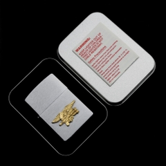 Zippo-EAGLE-GOLD-WING-AND-GUN-KNIFE-1998-op-noi-hinh-con-dai-bang-cay-sung-va-dao-gia-tri-suu-tam-cao-quan-doi-my-chien-tranh-thoi-chien-cua-hang-zippo-uy-tin-nhat-tai-mien-nam-sai-gon-phu-nhuan-binh-thanh-phu-nhuan-quan-1-2-3-4-5-6-7-8-9-10-11-12