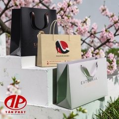 In túi giấy shop giày dép bền đẹp, chịu lực tốt, đúng kích thước