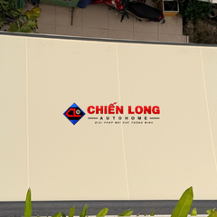 Mái hiên tự động chống nắng và mưa ở sân trước tại công trình Quận 12