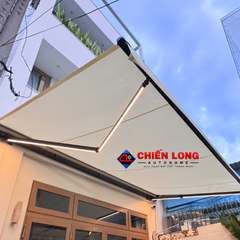 Mái hiên tự động chống nắng và mưa ở sân trước tại công trình Quận 12