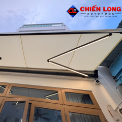 Mái hiên tự động chống nắng và mưa ở sân trước tại công trình Quận 12