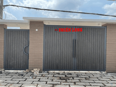 Cửa cổng mở 2 cánh ốp nhựa giả gỗ ngoài trời thiết kế hiện đại CLG012