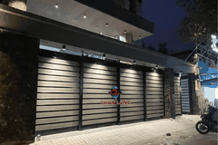 Mẫu cửa cổng lùa xếp lớp 4 cánh tự động - ốp Gỗ nguyên sinh + Bề mặt phủ PVDF/ASA, chống tia UV