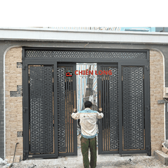 Mẫu Cổng Sắt 4 Cánh CNC Trượt Quay Hiện Đại – Siêu Mượt, Siêu Êm, Đẳng Cấp 2025