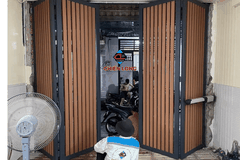Cửa cổng 4 cánh ốp nhựa giả gỗ ngoài trời thiết kế hiện đại CLG013