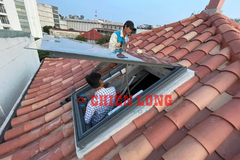 Giếng trời tự động lật úp lắp trên mái ngói nghiêng 45 độ - Hệ khung nhôm Polycarbonate chống đập