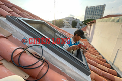 Giếng trời tự động lật úp lắp trên mái ngói nghiêng 45 độ - Hệ khung nhôm Polycarbonate chống đập