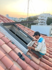 Giếng trời tự động lật úp lắp trên mái ngói nghiêng 45 độ - Hệ khung nhôm Polycarbonate chống đập