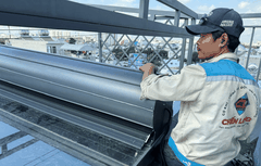 Công trình lắp đặt mái nhôm cuốn tự động chống nắng trên mái kính nhà chị Oanh Q12.TPHCM
