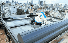Công trình lắp đặt mái nhôm cuốn tự động chống nắng trên mái kính kết hợp cả giếng trời tự động tai Q1. HCM
