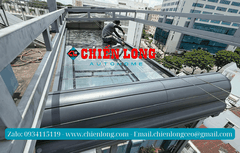Công trình lắp đặt mái nhôm cuốn tự động chống nắng trên mái kính nhà chị Oanh Q12.TPHCM