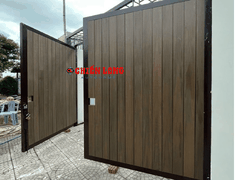 Mẫu cửa cổng sắt 2 cánh Ốp tấm nhựa giả gỗ ngoài trời CL0075