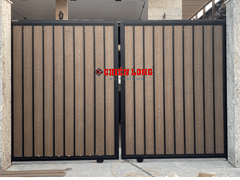 Mẫu cửa cổng sắt 2 cánh Ốp tấm nhựa giả gỗ ngoài trời CL0075