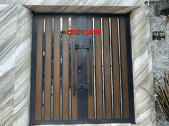 Mẫu cửa cổng sắt 2 cánh Ốp tấm nhựa giả gỗ ngoài trời CL0075