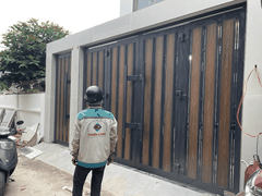 Mẫu cổng 4 cánh ốp nhựa giả gỗ ngoài trời - Phối hoa văn cắt CNC thiết kế hiện đại
