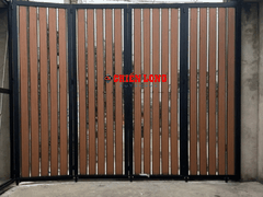 Mẫu cổng 4 cánh ốp nhựa giả gỗ ngoài trời - Phối hoa văn cắt CNC thiết kế hiện đại