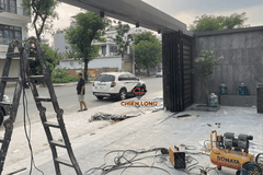 Mẫu cửa cổng lùa xếp lớp 4 cánh tự động - ốp Gỗ nguyên sinh + Bề mặt phủ PVDF/ASA, chống tia UV