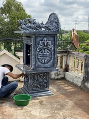 Cây hương thờ thần linh ngoài trời