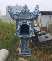 Cây hương cúng lễ ngoài sân