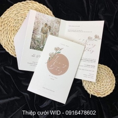 308 CN - Thiệp hoa nhí sắc hồng kết hợp in ảnh cưới hiện đại