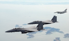 Hàn Quốc điều tiêm kích F-15K tập trận ném bom dằn mặt Triều Tiên