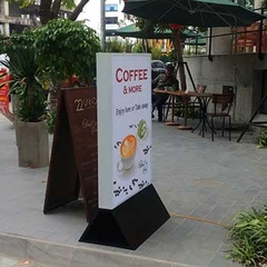 Biển quảng cáo hộp đèn có chân đẹp