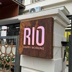 Biển quảng cáo sắt rỉ, vết thời gian trên thép