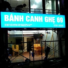 Làm hộp đèn quảng cáo bằng chất liệu gì để giá hạt rẻ?