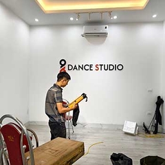 Lắp đặt logo live stream bán hàng online lên tường