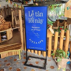 Standee khung sắt thay được nội dung quảng cáo