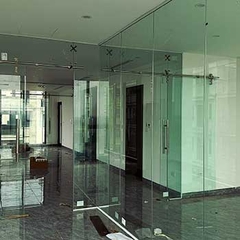 Thi công văn phòng: tường, vách kính và biển công ty