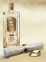 Rượu Goldwasser vẩy vàng