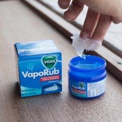 Dầu bôi ấm ngực Vicks- giúp chống cảm lạnh, cảm gió, nghẹt mũi