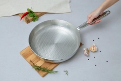 Chảo inox thêu nổi embrossed Silver Crown Kaiyo  Size 28cm dáng cạn