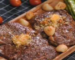 Cách làm thịt bò bít tết với sốt bơ tỏi thơm ngon cho buổi tối ngọt ngào