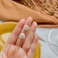 BÔNG TAI HOA HỒNG TRẮNG  D05