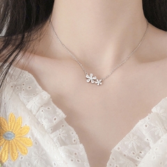 Dây chuyền 2 hoa pha lê đính đá B77