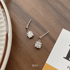 Bông tai đính đá hình vuông dáng mini B133