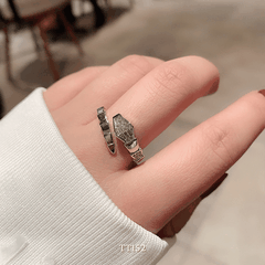 Nhẫn đính đá hình rắn TT152