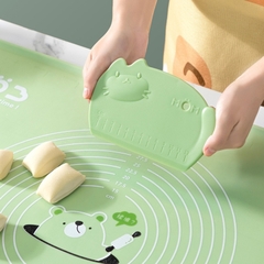 Dụng cụ cắt vét bột nhựa MÈO MOM có vạch chia 16×10.5cm - 1 cái (CBM16105)