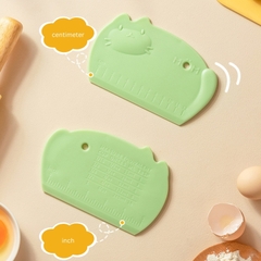 Dụng cụ cắt vét bột nhựa MÈO MOM có vạch chia 16×10.5cm - 1 cái (CBM16105)