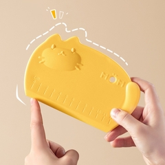 Dụng cụ cắt vét bột nhựa MÈO MOM có vạch chia 16×10.5cm - 1 cái (CBM16105)