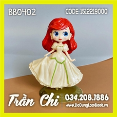 Phụ kiện trang trí nhựa - Nàng TIÊN CÁ tóc đỏ, VÁY VÀNG CÓ ĐẾ nhẹ (NNE) (BB0402)