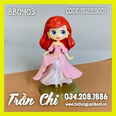 Phụ kiện trang trí nhựa - Nàng TIÊN CÁ tóc đỏ, VÁY HỒNG CÓ ĐẾ nhẹ (NNE) (BB0403)