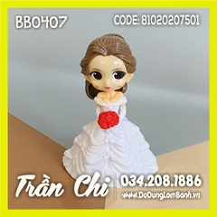 Phụ kiện trang trí nhựa - Công chúa BELLA váy trắng cầm hoa ĐỎ NHẸ (NNE) (BB0407)