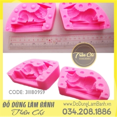 Khuôn silicone Baby cử nhân nằm trên sách