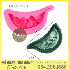 Khuôn silicone Baby nằm trên lông vũ