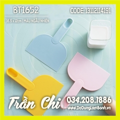 Dụng cụ cắt bột TAY CẦM 1 màu Pastel - 16.5x12cm - 1 cái (MÀU NGẪU NHIÊN) (BT1652)